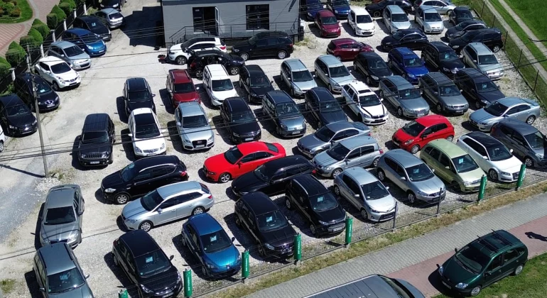 Auto komis Lasota Cars w Ładnej 45 koło Tarnowa – zdjęcie z drona przedstawiające plac z samochodami używanymi.